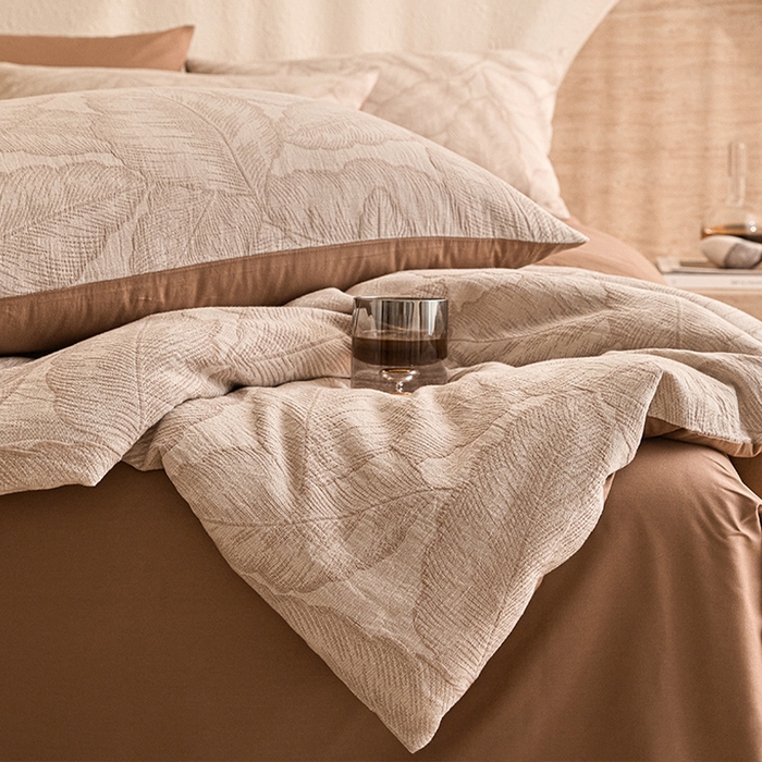 91家纺网 家纺一手货源 找家纺 2025新款全棉三层纱色织大提花四件套系列 叶菱-咖