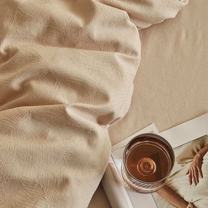 91家纺网 家纺一手货源 找家纺 2025新款全棉三层纱浮雕大提花四件套系列 春雨-小麦色