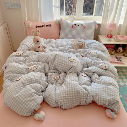 91家纺网 家纺一手货源 找家纺 （总）2025新款全棉色织水洗棉毛巾绣四件套小猫卡通三件套-毛球款