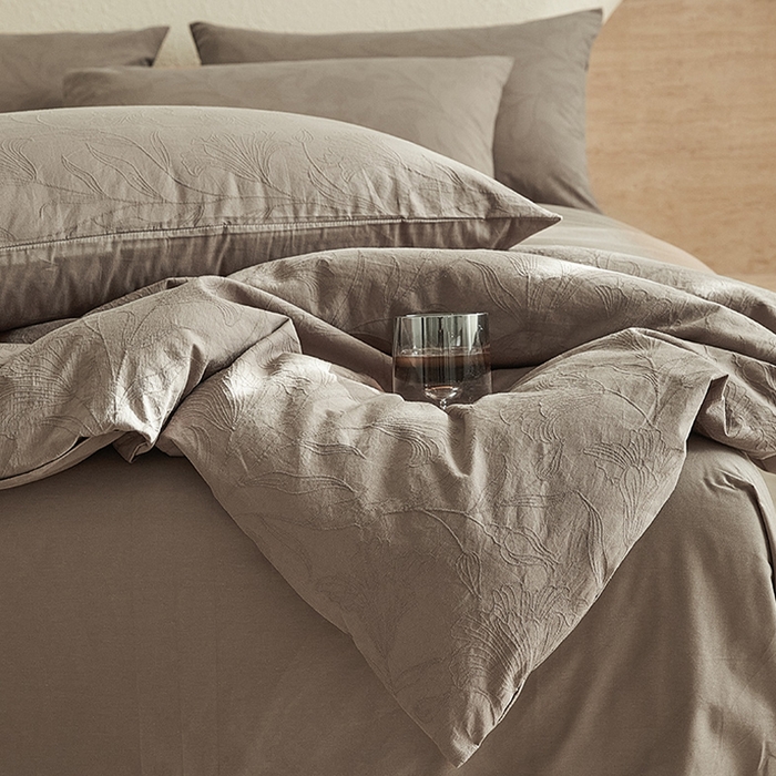 91家纺网 家纺一手货源 找家纺 2025新款全棉三层纱浮雕大提花四件套系列 苍兰-卡其