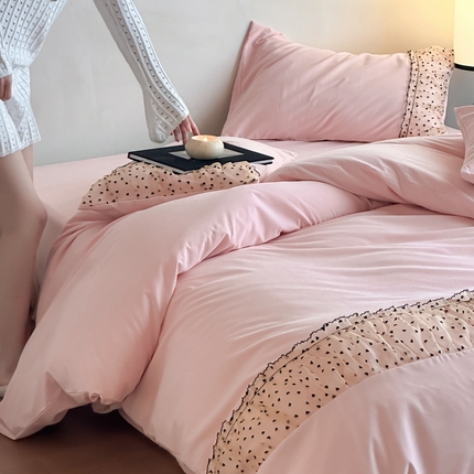 91家纺网 家纺一手货源 找家纺 2025新款直播热款奶油公主风法式蕾丝花边四件套水洗磨毛纯色床笠学生三件套-简单爱 简单爱-粉