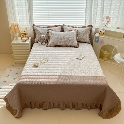 91家纺网 家纺一手货源 找家纺 2025新款木棉夹棉花边拼接床盖系列 温馨浅咖