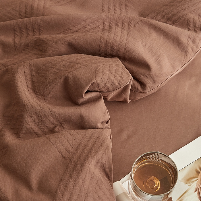 91家纺网 家纺一手货源 找家纺 2025新款全棉三层纱浮雕大提花四件套系列 棱格-红棕