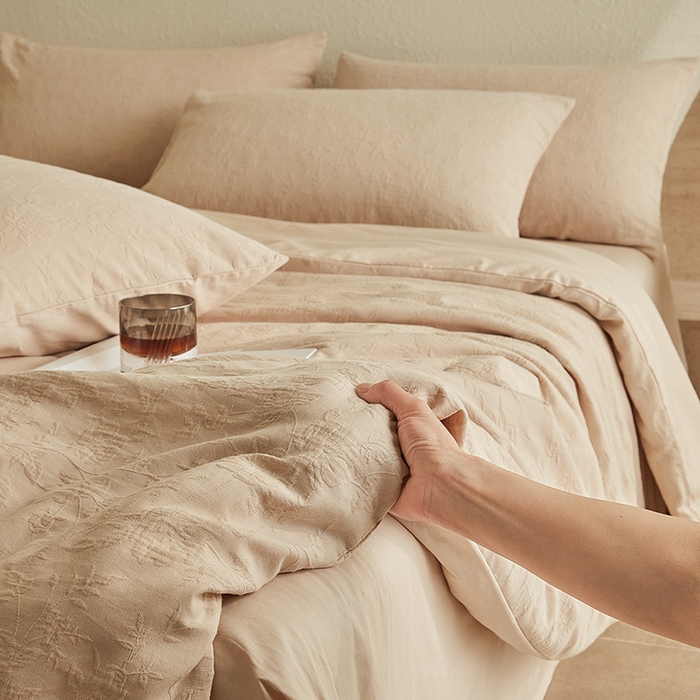 91家纺网 家纺一手货源 找家纺 2025新款全棉三层纱浮雕大提花四件套系列 芳菲-小麦色