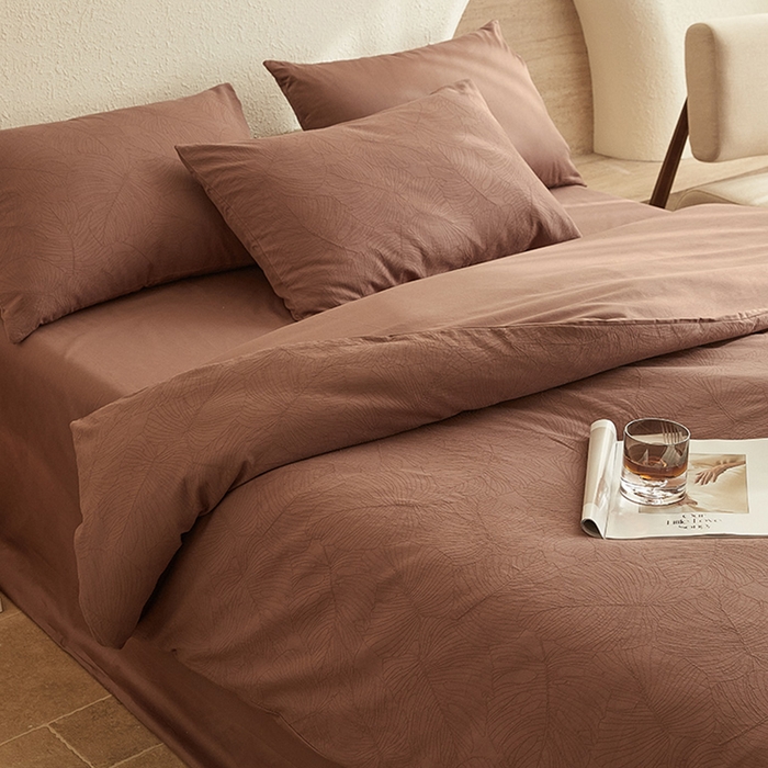 91家纺网 家纺一手货源 找家纺 2025新款全棉三层纱浮雕大提花四件套系列 春雨-红棕