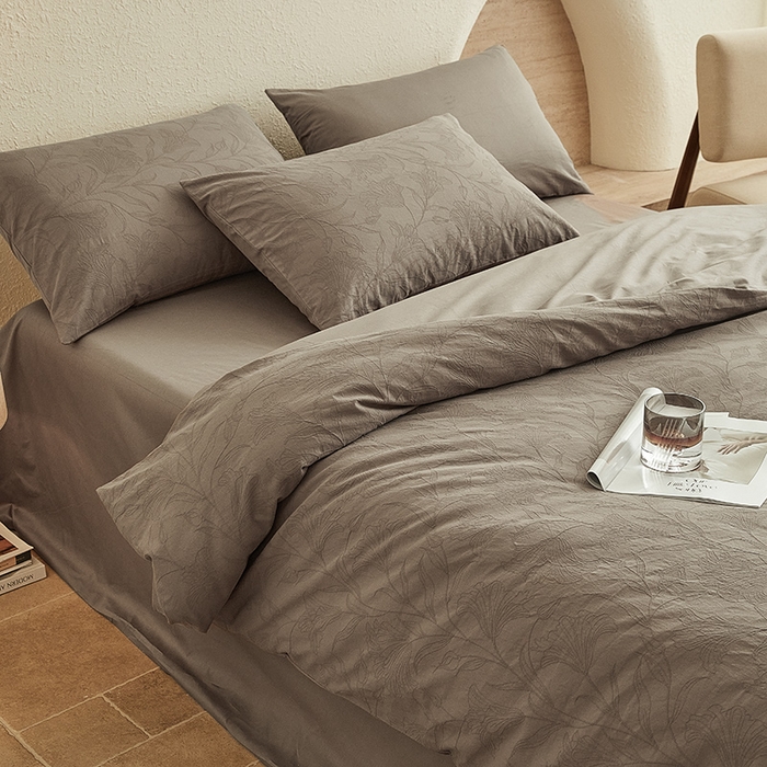 91家纺网 家纺一手货源 找家纺 2025新款全棉三层纱浮雕大提花四件套系列 苍兰-卡其