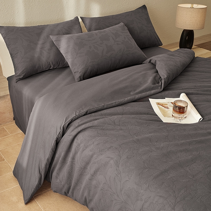 91家纺网 家纺一手货源 找家纺 2025新款全棉三层纱浮雕大提花四件套系列 苍兰-古典灰