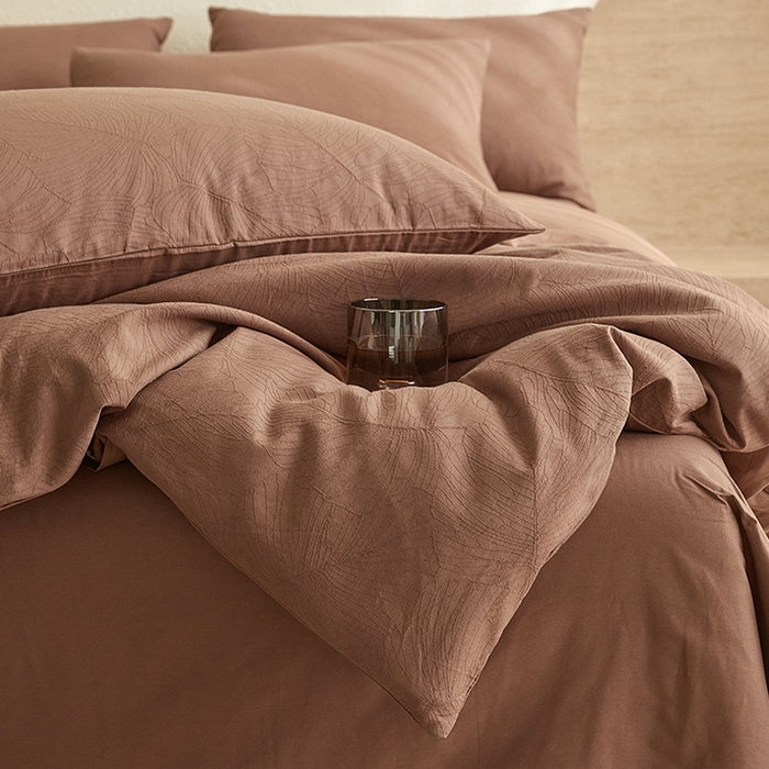 91家纺网 家纺一手货源 找家纺 2025新款全棉三层纱浮雕大提花四件套系列 春雨-红棕