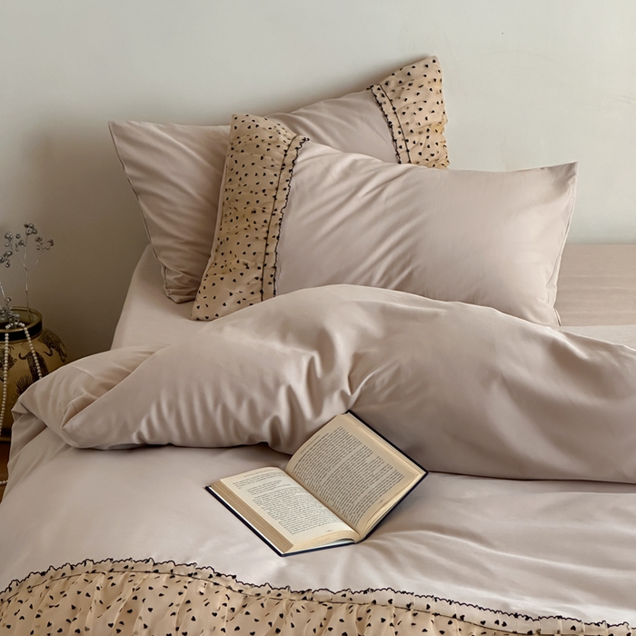 91家纺网 家纺一手货源 找家纺 2025新款直播热款奶油公主风法式蕾丝花边四件套水洗磨毛纯色床笠学生三件套-简单爱 简单爱-驼