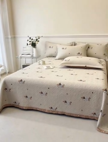 91家纺网 家纺一手货源 找家纺 2025新款13070双面全棉砂洗大直边床盖三件套四件套 跳跳狗