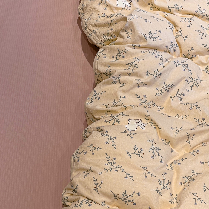 91家纺网 家纺一手货源 找家纺 奈颜 2025新款爆款云感提花双层纱裸睡四件套-叠拍图 花花小兔