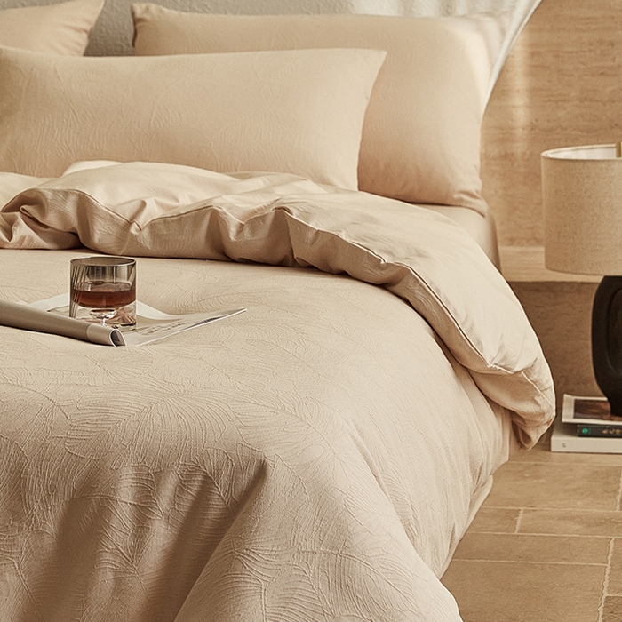 91家纺网 家纺一手货源 找家纺 2025新款全棉三层纱浮雕大提花四件套系列 春雨-小麦色