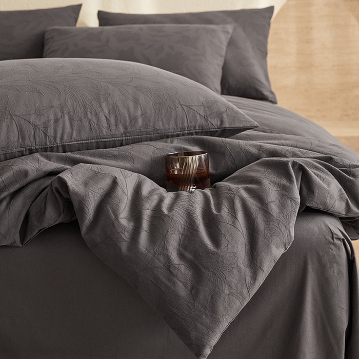 91家纺网 家纺一手货源 找家纺 2025新款全棉三层纱浮雕大提花四件套系列 苍兰-古典灰