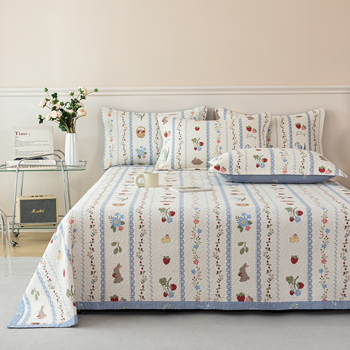 91家纺网 家纺一手货源 找家纺 2025新款13070双面全棉砂洗大直边床盖三件套四件套 浆果小兔