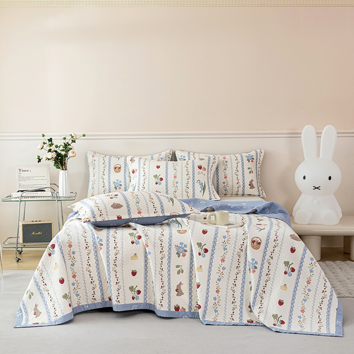 91家纺网 家纺一手货源 找家纺 2025新款13070双面全棉砂洗大直边床盖三件套四件套 浆果小兔