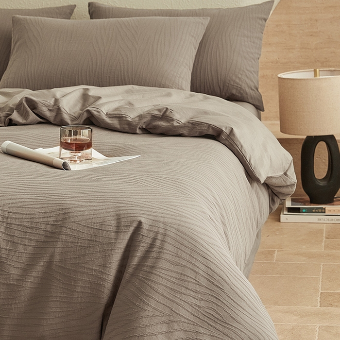 91家纺网 家纺一手货源 找家纺 2025新款全棉三层纱浮雕大提花四件套系列 恒久-卡其