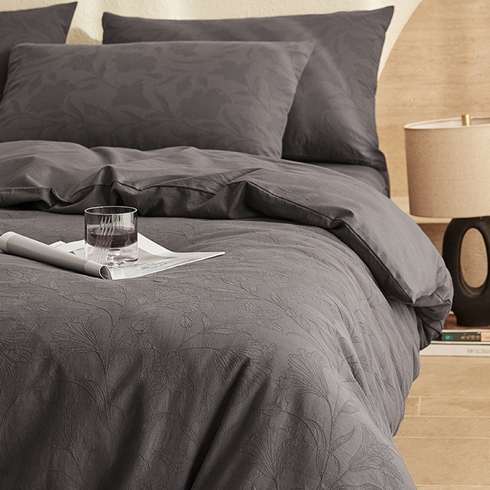 91家纺网 家纺一手货源 找家纺 2025新款全棉三层纱浮雕大提花四件套系列 苍兰-古典灰