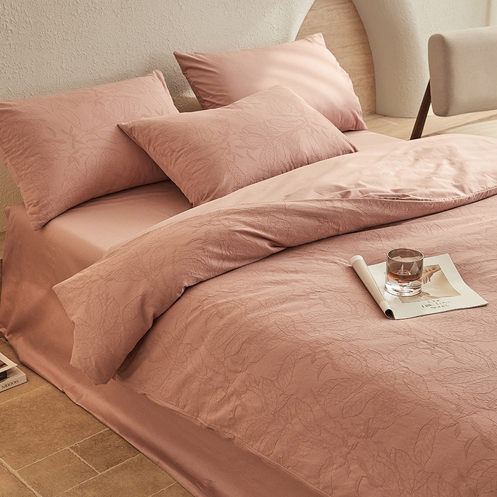 91家纺网 家纺一手货源 找家纺 2025新款全棉三层纱浮雕大提花四件套系列 芭蕉叶-灰粉