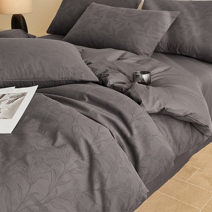 91家纺网 家纺一手货源 找家纺 2025新款全棉三层纱浮雕大提花四件套系列 苍兰-古典灰