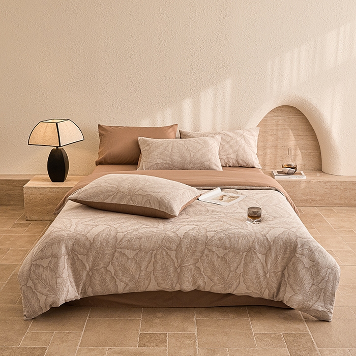 91家纺网 家纺一手货源 找家纺 2025新款全棉三层纱色织大提花四件套系列 叶菱-咖