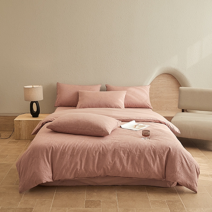 91家纺网 家纺一手货源 找家纺 2025新款全棉三层纱浮雕大提花四件套系列 芭蕉叶-灰粉