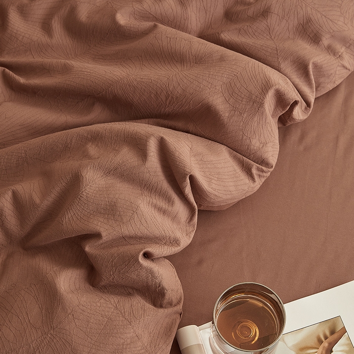 91家纺网 家纺一手货源 找家纺 2025新款全棉三层纱浮雕大提花四件套系列 春雨-红棕