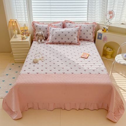 91家纺网 家纺一手货源 找家纺 2025新款木棉夹棉花边拼接床盖系列 小樱桃-粉