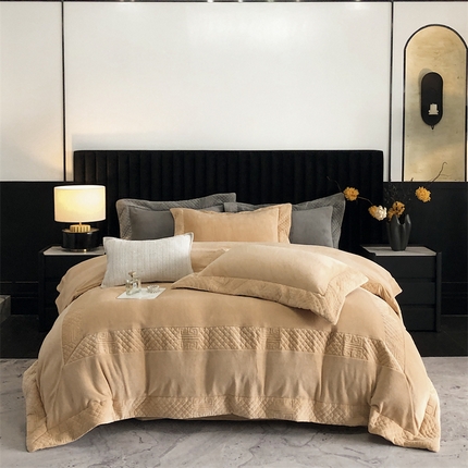 91家纺网 家纺一手货源 找家纺 保罗圣迪奥 2025新款牛奶绒宽边四件套-梵希 梵希-雅鲁驼