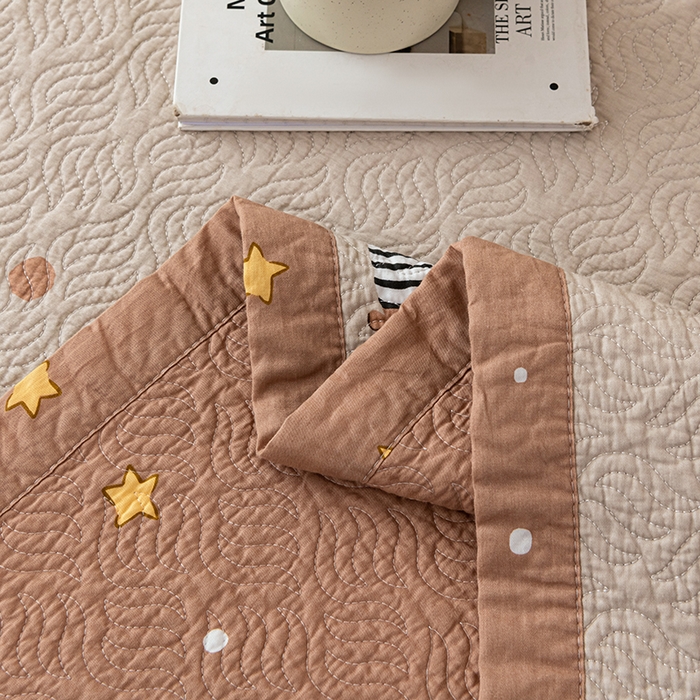 91家纺网 家纺一手货源 找家纺 2025新款13070双面全棉砂洗大直边床盖三件套四件套 跳跳狗