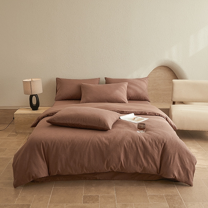 91家纺网 家纺一手货源 找家纺 2025新款全棉三层纱浮雕大提花四件套系列 春雨-红棕