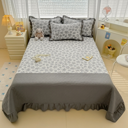 91家纺网 家纺一手货源 找家纺 2025新款木棉夹棉花边拼接床盖系列 朦胧-浅灰