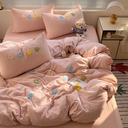 91家纺网 家纺一手货源 找家纺 悦织湾家纺 2025春秋新款超柔水洗棉毛巾绣单被套四件套-怪兽 怪兽-雅粉