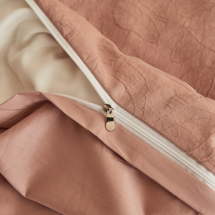 91家纺网 家纺一手货源 找家纺 2025新款全棉三层纱浮雕大提花四件套系列 芭蕉叶-灰粉