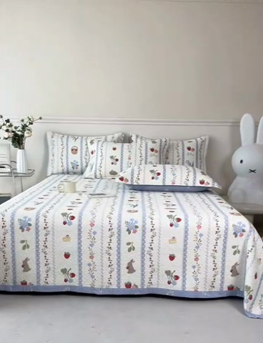 91家纺网 家纺一手货源 找家纺 2025新款13070双面全棉砂洗大直边床盖三件套四件套 浆果小兔