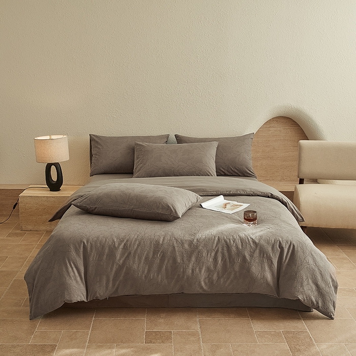 91家纺网 家纺一手货源 找家纺 2025新款全棉三层纱浮雕大提花四件套系列 苍兰-卡其