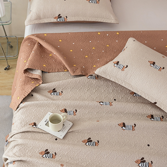 91家纺网 家纺一手货源 找家纺 2025新款13070双面全棉砂洗大直边床盖三件套四件套 跳跳狗