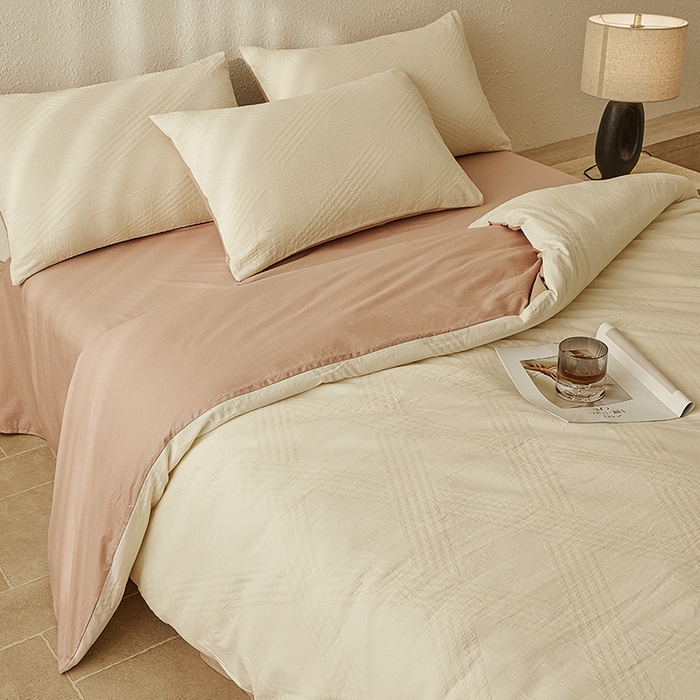 91家纺网 家纺一手货源 找家纺 2025新款全棉三层纱浮雕大提花四件套系列 棱格-米白