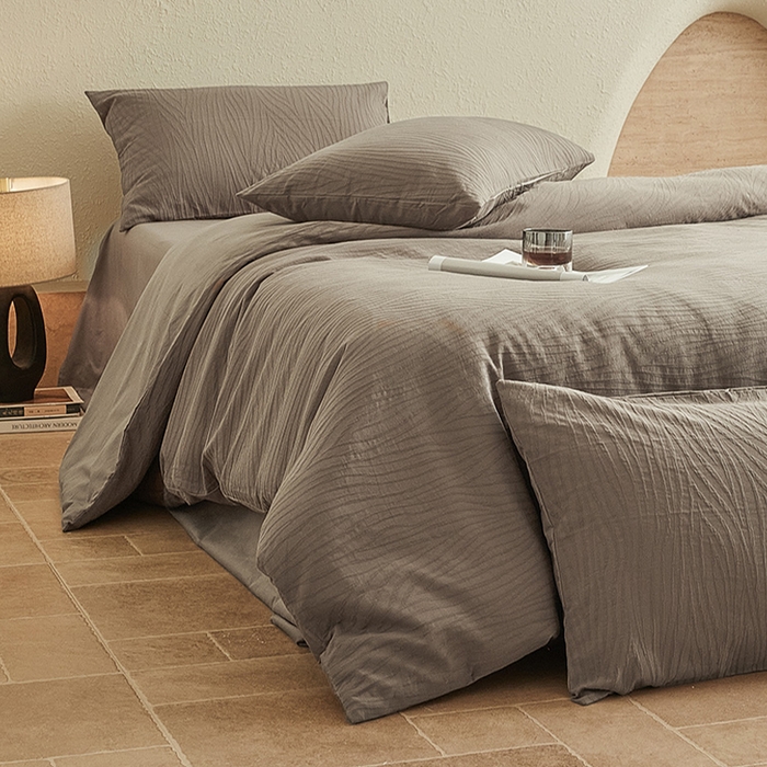 91家纺网 家纺一手货源 找家纺 2025新款全棉三层纱浮雕大提花四件套系列 恒久-卡其