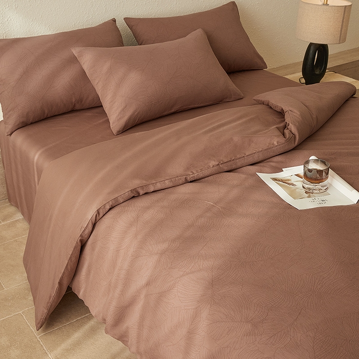 91家纺网 家纺一手货源 找家纺 2025新款全棉三层纱浮雕大提花四件套系列 春雨-红棕