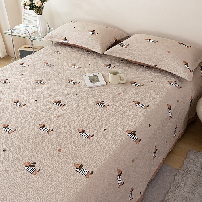 91家纺网 家纺一手货源 找家纺 2025新款13070双面全棉砂洗大直边床盖三件套四件套 跳跳狗