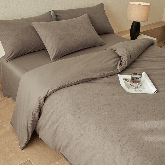 91家纺网 家纺一手货源 找家纺 2025新款全棉三层纱浮雕大提花四件套系列 苍兰-卡其