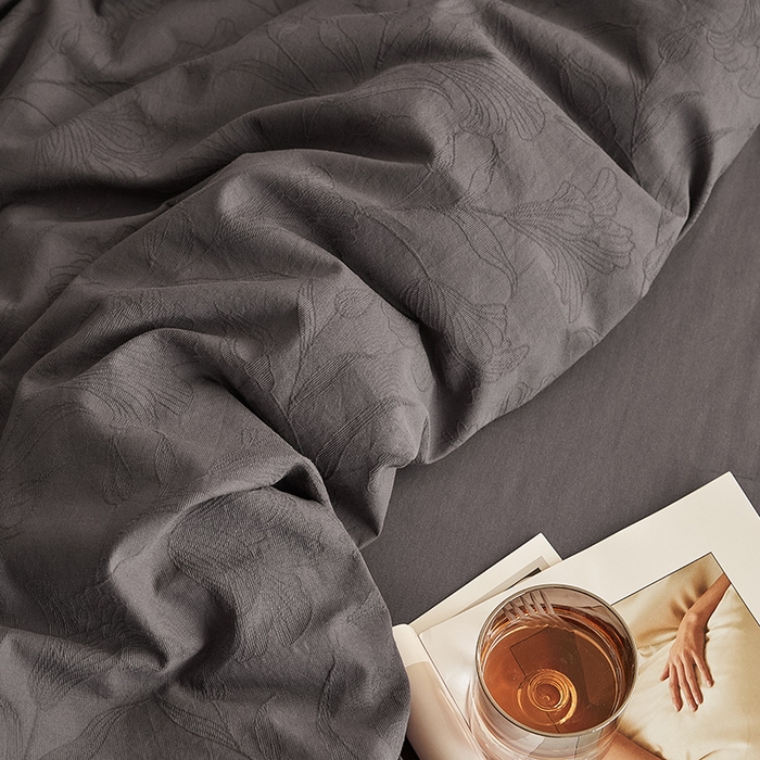 91家纺网 家纺一手货源 找家纺 2025新款全棉三层纱浮雕大提花四件套系列 苍兰-古典灰