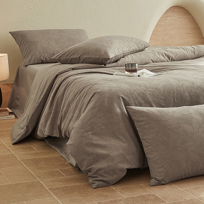 91家纺网 家纺一手货源 找家纺 2025新款全棉三层纱浮雕大提花四件套系列 苍兰-卡其