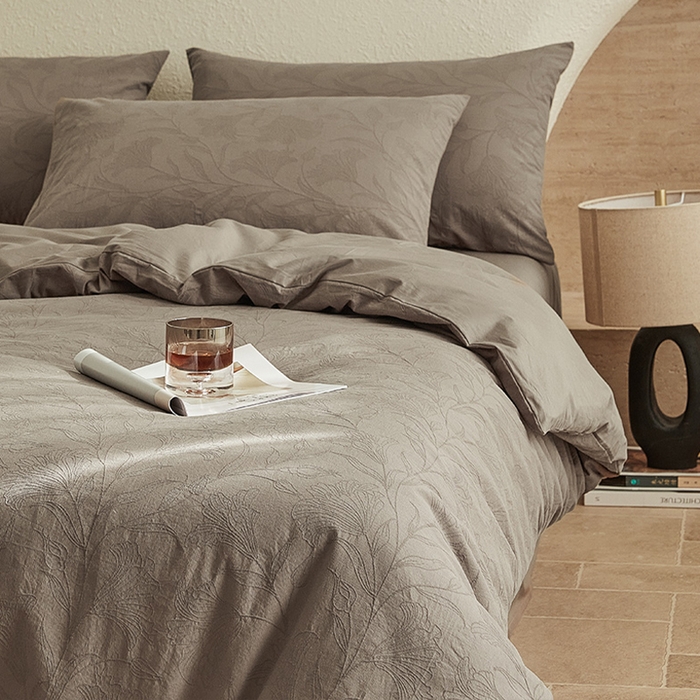 91家纺网 家纺一手货源 找家纺 2025新款全棉三层纱浮雕大提花四件套系列 苍兰-卡其