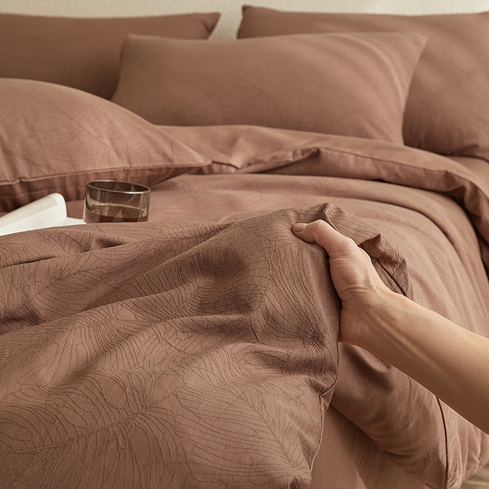 91家纺网 家纺一手货源 找家纺 2025新款全棉三层纱浮雕大提花四件套系列 春雨-红棕