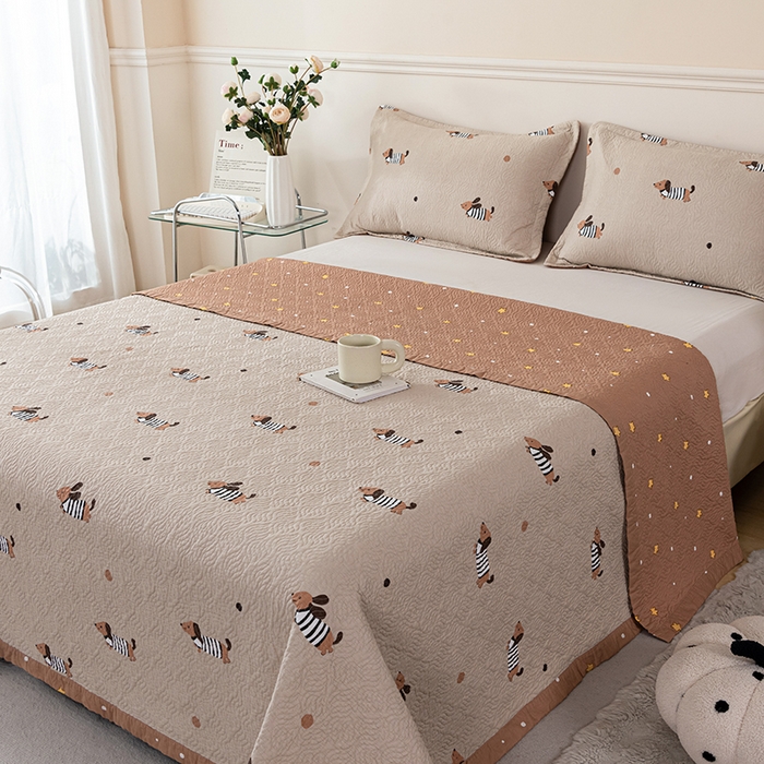 91家纺网 家纺一手货源 找家纺 2025新款13070双面全棉砂洗大直边床盖三件套四件套 跳跳狗