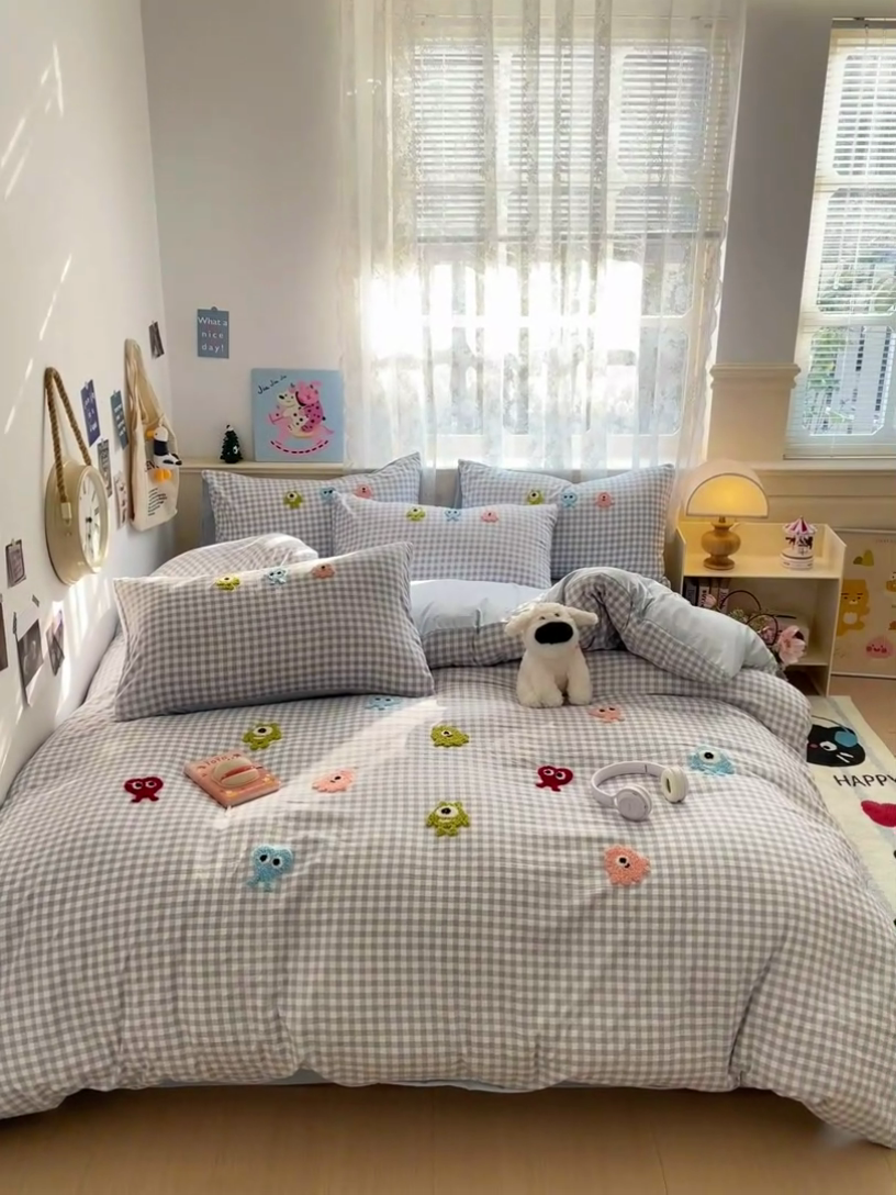 91家纺网 家纺一手货源 找家纺 梦之岛 2025新款多巴胺ins云朵棉小怪兽可爱毛巾绣四件套 格子小怪兽-蓝