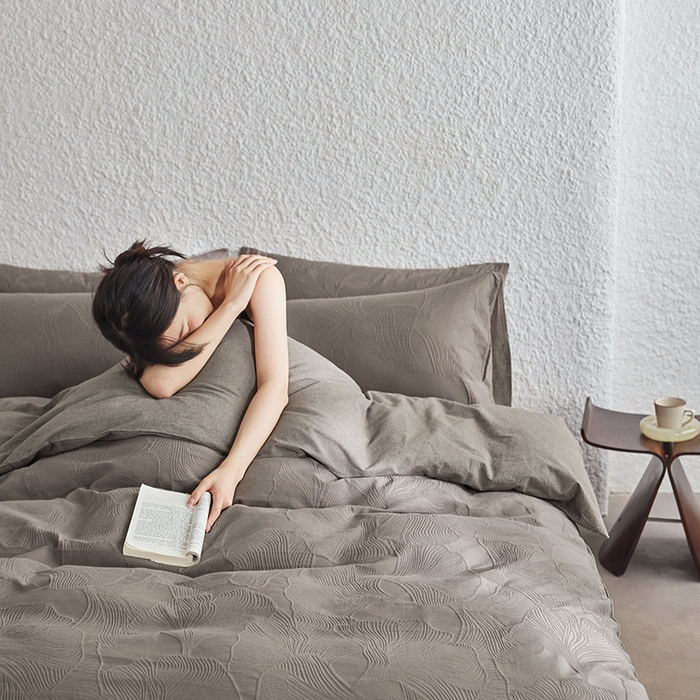 91家纺网 家纺一手货源 找家纺 2025春夏新品染色水洗大提花四件套 叶语-浅灰