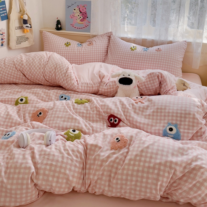 91家纺网 家纺一手货源 找家纺 梦之岛 2025新款多巴胺ins云朵棉小怪兽可爱毛巾绣四件套 格子小怪兽-粉