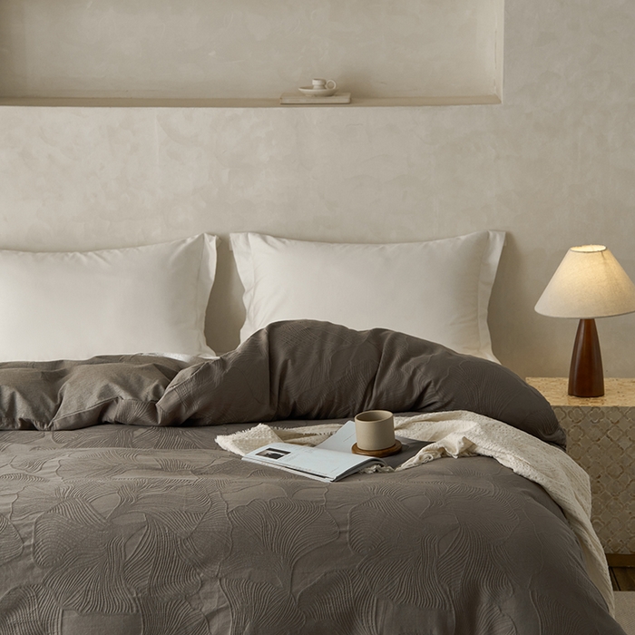 91家纺网 家纺一手货源 找家纺 2025春夏新品染色水洗大提花单品被套 叶语-浅灰